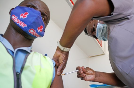 [빈트후크=신화/뉴시스]지난달 9일(현지시간) 나미비아의 빈트후크에서 한 시민이 코로나19 백신을 접종하고 있다.2022.01.10.