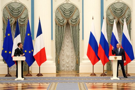 에마뉘엘 마크롱 프랑스 대통령(왼쪽)과 블라디미르 푸틴 러시아 대통령이 지난달 7일(현지시간) 러시아 모스크바에서 회담을 가진 후 열린 기자회견에 참석했을 당시의 모습. 로이터뉴스1