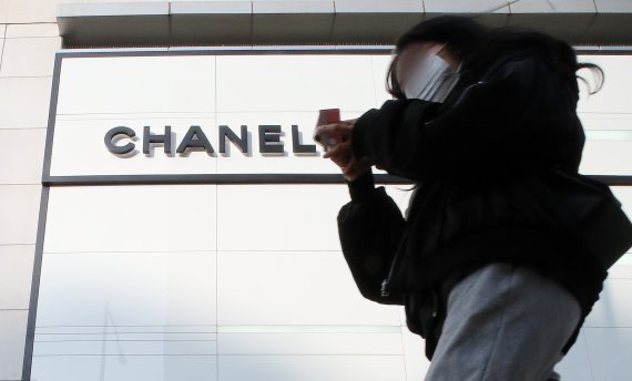 서울 시내 한 백화점 명품관에 위치한 샤넬 매장. 2022.1.10/뉴스1 © News1 김진환 기자