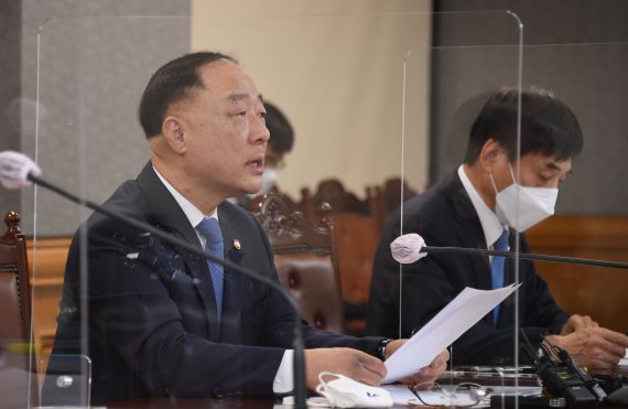 홍남기 부총리가 11일 서울 중구 은행회관에서 열린 확대거시경제금융회의에서 모두 발언을 하고 있다.