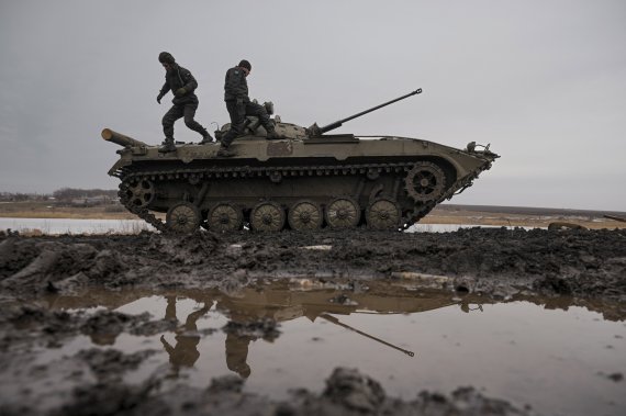 10일(현지시간) 우크라이나 동부 도네츠크 지역의 합동작전 통제구역에서 훈련 중인 우크라이나군 병사들이 궤도차에 오르고 있다. (사진: 뉴시스)