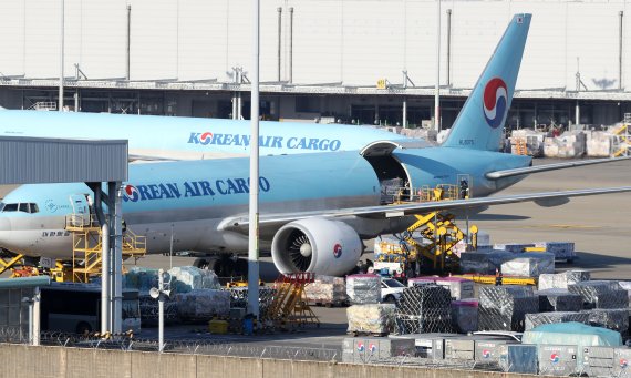 [인천공항=뉴시스] 고범준 기자 = 지난달 12일 오전 인천국제공항 화물터미널에서 관계자들이 화물을 옮기고 있다. 2022.02.11. bjko@newsis.com