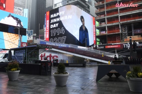 아이콘 김진환, 美 타임스퀘어 대형 전광판으로 '생일축하' 받았다!