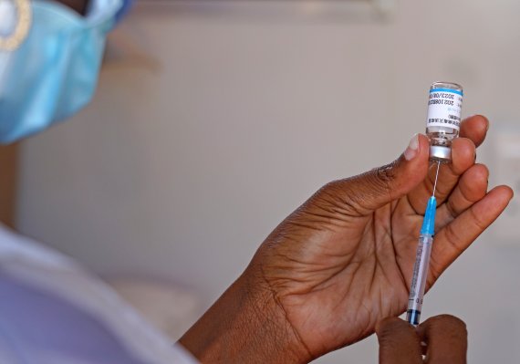 [빈트후크=신화/뉴시스] 9일(현지시간) 나미비아의 빈트후크에서 한 의료인이 코로나19 백신 접종 준비를 하고 있다. 오미크론 변이의 빠른 전파로 아프리카에서 확인된 코로나19 누적 확진자 수가 1천만 명을 넘어선 1002만8508명으로 집계됐다. 2022.01.10.