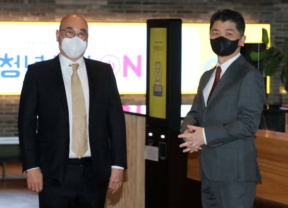 김범수 카카오 의장(오른쪽)과 남궁훈 카카오 대표이사. 사진=뉴시스