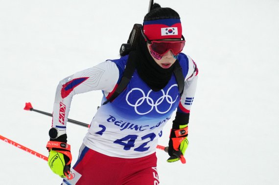 [베이징올림픽]'고독한 레이스' 아바쿠모바, 김선수 바이애슬론 7.5km 완주