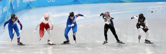 11일 오후 중국 베이징 캐피털 실내경기장에서 열린 2022 베이징동계올림픽 쇼트트랙 여자 1000m 준준결승, 한국 이유빈이 출발하고 있다. /사진=뉴시스화상