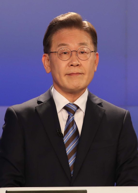 [서울=뉴시스] 국회사진기자단 = 이재명 더불어민주당 대선 후보가 11일 오후 서울 중구 매경미디어센터에서 열린 한국기자협회 주최방송 6개사 공동 주관 2022 대선후보 초청 토론회 시작에 앞서 리허설을 하고 있다. 2022.02.11. photo@newsis.com