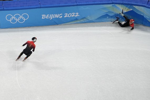 [베이징=AP/뉴시스]중국 쇼트트랙 대표팀이 남자 계주서 꼴찌를 기록하고도 어드밴스로 결승에 진출했다. 2022.02.11.