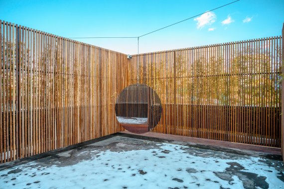 옥상 위 리프레시 파이브 센스. 나무 사이로 스며드는 빛과 바람을 느끼는 공간