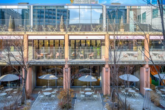 성수연방의 외관. 카페, 샵, 음식점 등의 업체가 입점하여 운영되고 있다