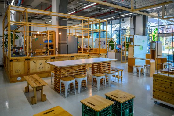 1층 새활용전시체험장. 의식주에 접목한 새활용 작품을 시연한 전시공간