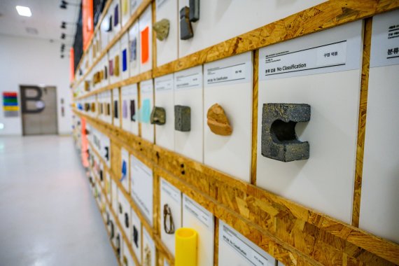 지하1층 소재은행 벽면에 전시된 생활 속 다양한 새활용 소재들