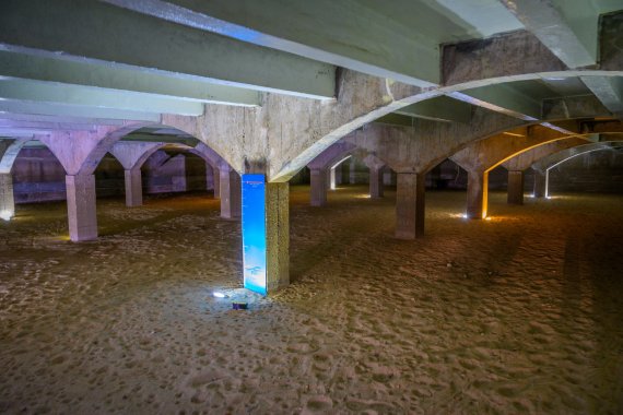 고운 입자의 모래층에 물을 천천히 통과시켜 불순물을 걸러내는 완속여과지