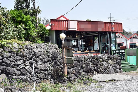 옛 문헌에는 제주의 환해장성의 길이가 300여리, 즉 120㎞에 달한다고 나와 있다. 하지만 지금은 무관심과 개발광풍으로 8.5㎞만 흔적으로 남아았다. 카페 대문으로 사용되고 있는 제주 환해장성.(양영식 제주도의회 의원 제공)© News1 DB