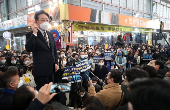 공식선거운동 개시를 사흘 앞두고 중원 공략에 나선 이재명 더불어민주당 대선 후보가 12일 오후 세종시 조치원읍 세종전통시장을 찾아 상인과 시민들 앞에서 즉석 거리연설을 하고 있다. 2022.2.12/뉴스1 © News1 오대일 기자 /사진=뉴스1