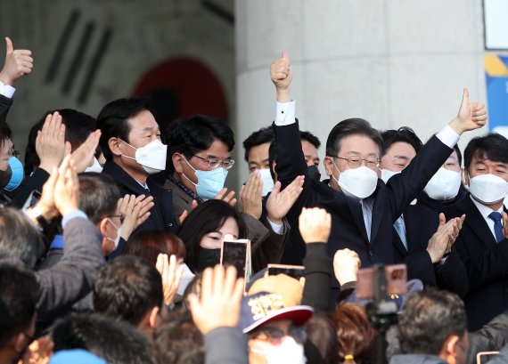 공식선거운동 개시를 사흘 앞두고 중원 공략에 나선 이재명 더불어민주당 대선 후보가 12일 오후 천안시 동남구 독립기념관 겨레의집 앞에서 즉석 연설을 마친 후 양 손을 들어 지지자들의 환호에 답하고 있다. 뉴스1 제공.