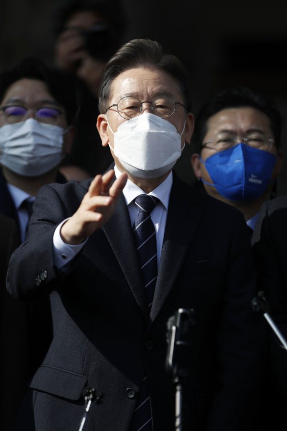 [천안=뉴시스] 최동준 기자 = 이재명 더불어민주당 대선 후보가 12일 충남 천안시 독립기념관을 방문해 지지자들을 향해 연설하고 있다. 2022.02.12. photocdj@newsis.com