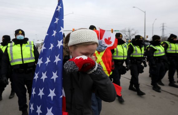 캐나다 국경봉쇄, 평화적으로 해제 - 파이낸셜뉴스