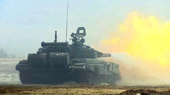 러시아군이 탱크를 움직이며 훈련하고 있다.<div id='ad_body3' class='mbad_bottom' ></div> /사진=러시아 국방부 제공