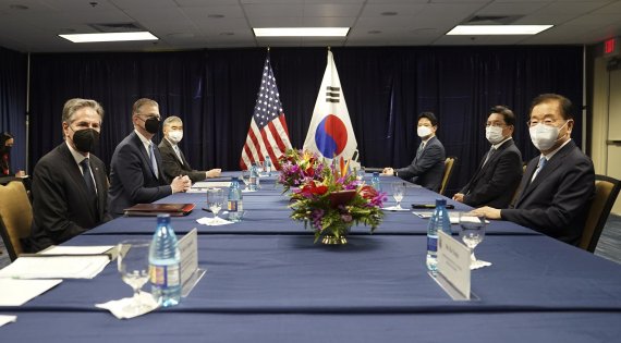 정의용 한국 외교부 장관(오른쪽 첫번째)과 토니 블링컨 미국 국무부 장관(왼쪽 첫번째)이 12일(현지시간) 미 하와이 호놀룰루에서 회담을 갖고 있다. AP뉴시스