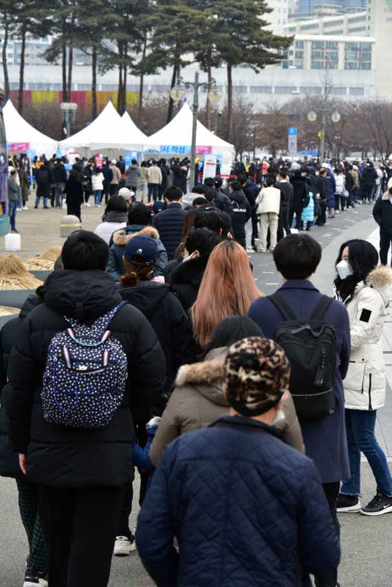 코로나19 신규 확진자가 늘어나는 가운데 서울 마포구 월드컵공원 임시선별진료소에서 시민들이 검사를 받기 위해 줄 서 있다. 사진=서동일 기자