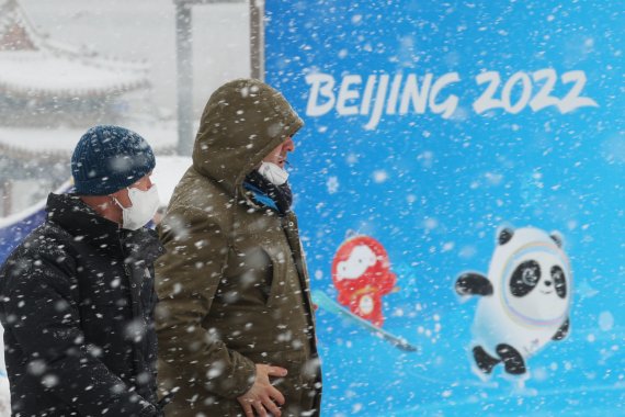2022 베이징 동계올림픽 개막 후 첫 눈이 내리는 13일 중국 베이징 메인미디어센터 앞 공원에서 외신 기자들이 눈을 맞으며 걷고 있다. 2022.2.13/뉴스1 © News1 안은나 기자