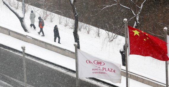 2022 베이징동계올림픽 개막 이후 첫 눈이 내린 13일 오전 중국 베이징 투청강 인근에서 시민들이 산책을 즐기고 있다. 2022.2.13/뉴스1 © News1 박지혜 기자