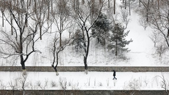 2022 베이징동계올림픽 개막 이후 첫 눈이 내린 13일 오전 중국 베이징 투청강 인근에서 시민들이 산책을 즐기고 있다. 2022.2.13/뉴스1 © News1 박지혜 기자