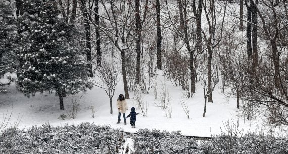 2022 베이징동계올림픽 개막 이후 첫 눈이 내린 13일 오전 중국 베이징 투청강 인근에서 한 어린이가 엄마와 즐거운 시간을 보내고 있다. 2022.2.13/뉴스1 © News1 박지혜 기자
