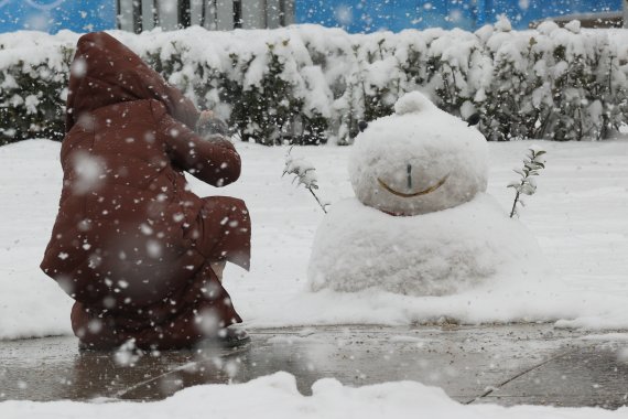 2022 베이징 동계올림픽 개막 후 첫 눈이 내리는 13일 중국 베이징 메인미디어센터 앞 공원에 눈사람이 만들어져 있다. 2022.2.13/뉴스1 © News1 안은나 기자