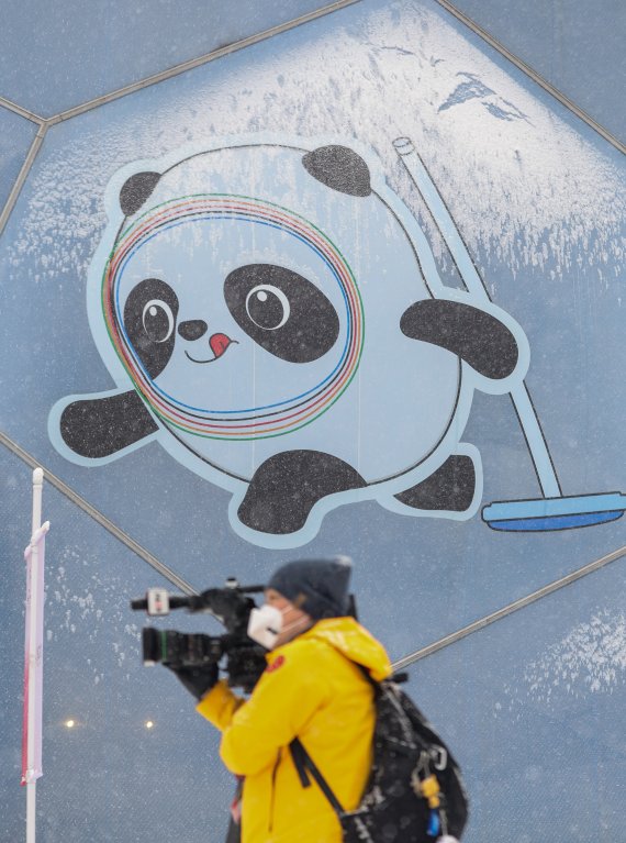 2022 베이징 동계올림픽 개막 후 첫 눈이 내리는 13일 컬링 경기장인 중국 베이징 국립아쿠아틱센터 외벽 마스코트 '빙둔둔' 위에 눈이 쌓여 있다. 2022.2.13/뉴스1 © News1 안은나 기자