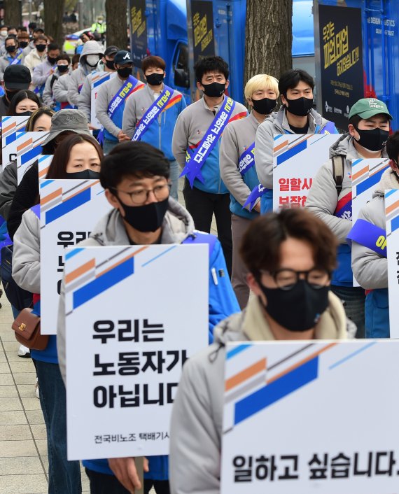 비노조 택배기사들은 정부를 향해 강력한 노조 단속을 촉구했다. 노조엔 '파업 중단 및 배송 정상화', '지도부 총사퇴' 등을 요구했다.