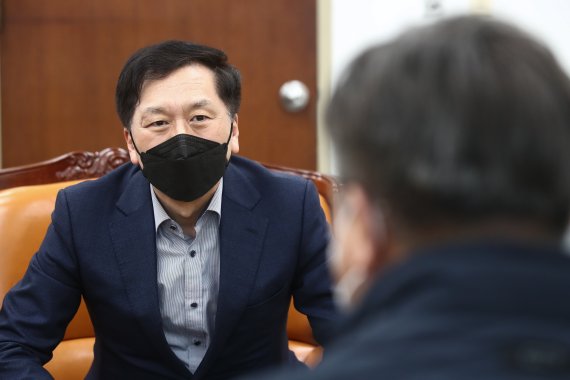 김기현 국민의힘 원내대표가 13일 오후 국회 운영위원회 위원장실에서 열린 여야 원내대표, 원내수석부대표, 예결위 간사 회담에서 윤호중 더불어민주당 원내대표와 대화하고 있다. 공동취재사진, 뉴시스.