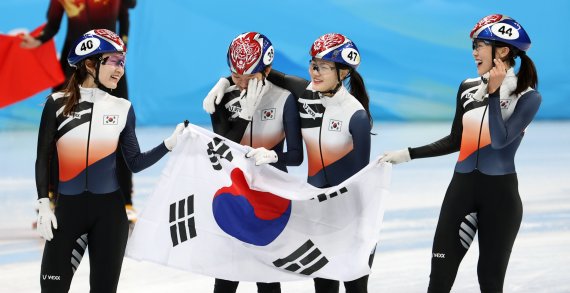 [베이징(중국)=뉴시스] 김병문 기자 = 13일 오후 중국 베이징 캐피털 실내경기장에서 열린 2022 베이징 동계올림픽 쇼트트랙 여자 계주 3000m 결승, 은메달을 차지한 대한민국 대표팀이 기뻐하고 있다. /사진=뉴시스