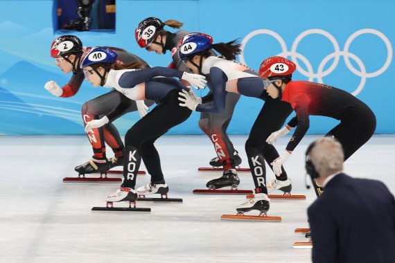 13일 오후 중국 베이징 캐피털 실내경기장에서 열린 2022 베이징 동계올림픽 쇼트트랙 여자 3000m 경기에서 김아랑(44번)이 최민정(40번)을 바통 터치하고 있다. 뉴스1