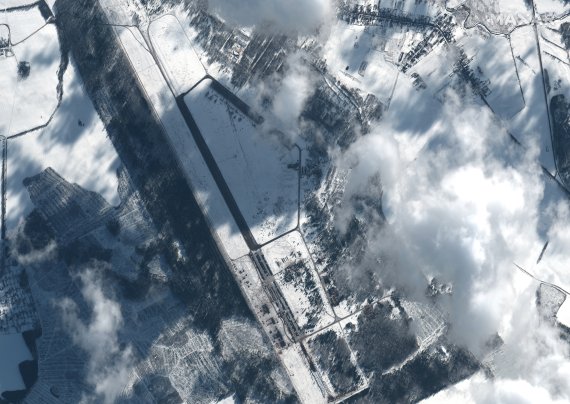 막사 테크놀로지가 공개한 위성 사진에 지난 4일(현지시간) 벨라루스-우크라이나 국경에서 불과 25㎞ 떨어진 벨라루스 고멜의 자브로프카 비행장 모습이 보인다. AP뉴시스
