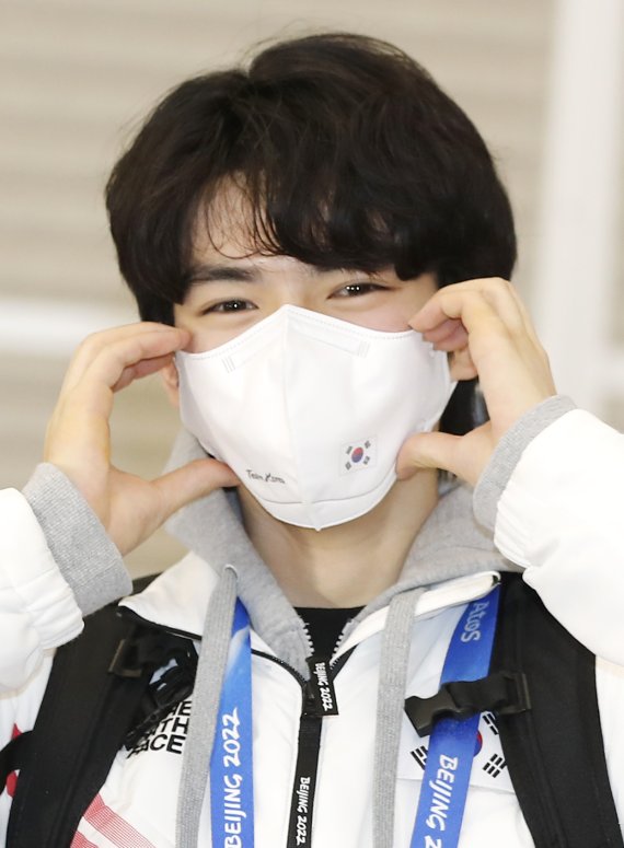 피겨 스케이팅 선수 차준환(21·고려대)이 2022 베이징 동계올림픽 공식 경기 일정을 마치고 13일 오후 인천국제공항을 통해 입국해 팬들에게 볼하트를 그리고 있다. © News1 권현진 기자