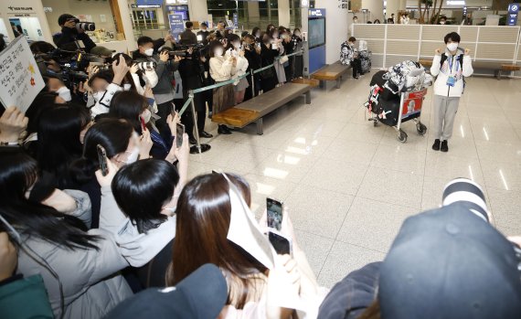 피겨 스케이팅 선수 차준환(21·고려대)이 2022 베이징 동계올림픽 공식 경기 일정을 마치고 13일 오후 인천국제공항을 통해 입국해 팬들에게 감사의 마음을 하트로 전하고 있다, © News1 권현진 기자