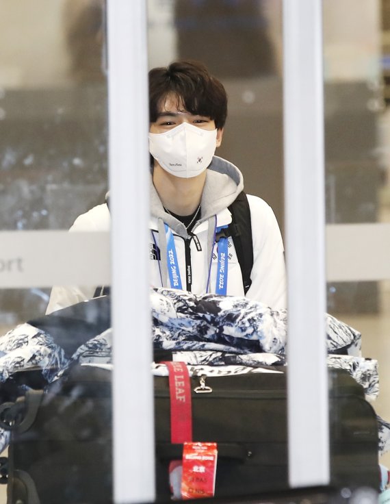 피겨 스케이팅 선수 차준환(21·고려대)이 2022 베이징 동계올림픽 공식 경기 일정을 마치고 13일 오후 인천국제공항을 통해 입국하고 있다. © News1 권현진 기자