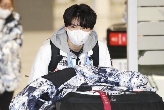 피겨 스케이팅 선수 차준환(21·고려대)이 2022 베이징 동계올림픽 공식 경기 일정을 마치고 13일 오후 인천국제공항을 통해 귀국하고 있다. © News1 권현진 기자