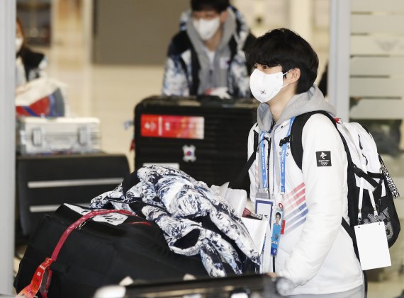 피겨 스케이팅 선수 차준환(21·고려대)이 2022 베이징 동계올림픽 공식 경기 일정을 마치고 13일 오후 인천국제공항을 통해 입국하고 있다. © News1 권현진 기자