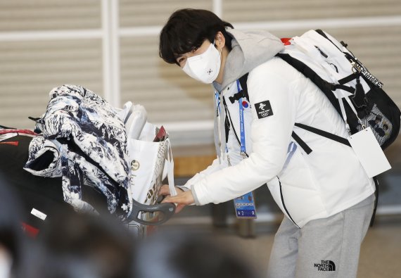 피겨 스케이팅 선수 차준환(21·고려대)이 2022 베이징 동계올림픽 공식 경기 일정을 마치고 13일 오후 인천국제공항을 통해 귀국하며 팬들에게 인사를 전하고 있다. © News1 권현진 기자