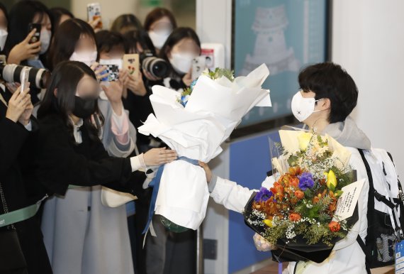 피겨 스케이팅 선수 차준환(21·고려대)이 2022 베이징 동계올림픽 공식 경기 일정을 마치고 13일 오후 인천국제공항을 통해 입국해 팬들에게 꽃다발을 선물받고 있다. © News1 권현진 기자