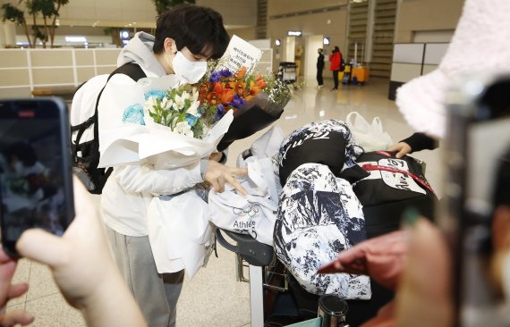 피겨 스케이팅 선수 차준환(21·고려대)이 2022 베이징 동계올림픽 공식 경기 일정을 마치고 13일 오후 인천국제공항을 통해 입국하고 있다. © News1 권현진 기자