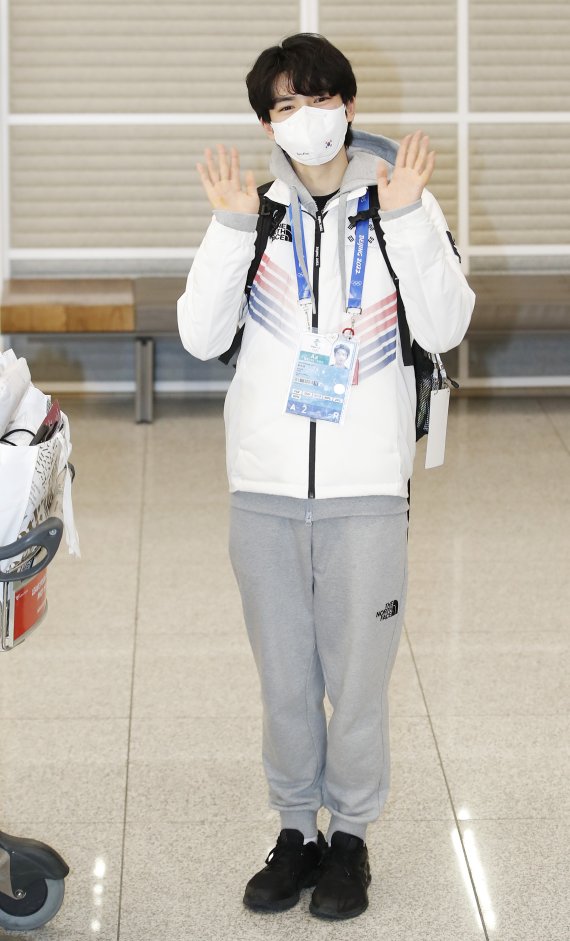 피겨 스케이팅 선수 차준환(21·고려대)이 2022 베이징 동계올림픽 공식 경기 일정을 마치고 13일 오후 인천국제공항을 통해 입국해 달콤한 손인사를 하고 있다. 2022.2.13/뉴스1 © News1 권현진 기자