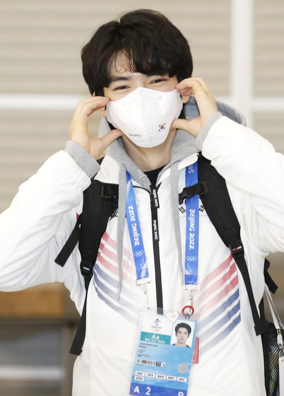 피겨 스케이팅 선수 차준환(21·고려대)이 2022 베이징 동계올림픽 공식 경기 일정을 마치고 13일 오후 인천국제공항을 통해 입국한 뒤 볼하트를 하고 있다. © News1 권현진 기자