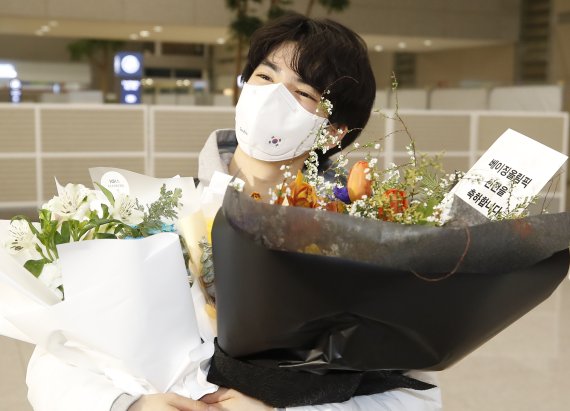 피겨 스케이팅 선수 차준환(21·고려대)이 2022 베이징 동계올림픽 공식 경기 일정을 마치고 13일 오후 인천국제공항을 통해 입국한 뒤 행복한 미소를 짓고 있다.. © News1 권현진 기자