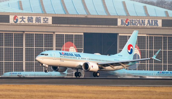 대한항공 보잉 737-8 항공기 1호기가 지난 13일 김포공항에 착륙하고 있다. 대한항공 제공