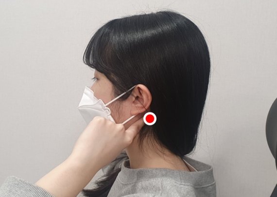 [서울=뉴시스] 긴장성 두통에 좋은 풍지혈 지압. (사진= 자생한방병원 제공) 2022.02.14